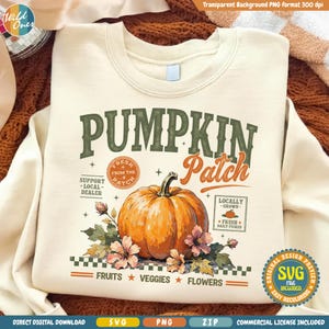 Op de afbeelding: Een crèmekleurig sweatshirt met ronde hals en een grafische print met de tekst PUMPKIN Patch. Het ontwerp bevat een grote oranje pompoen, bloemaccenten en de tekst Support Local Dealer, Locally Grown en Fruits Veggies Flowers.