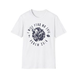 Pode incluir: Camiseta branca com um gráfico de leão azul marinho e o texto "I WILL FEAR NO EVIL" e "PSALM 23:4". O design inclui uma cruz e um pequeno livro. Uma camiseta casual com gola redonda.