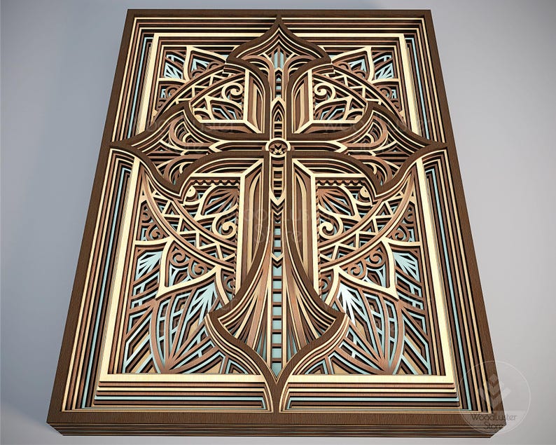 Puede incluir: Una obra de arte mural de madera en capas con un dise&ntilde;o de cruz detallado. La obra utiliza varios tonos de marr&oacute;n, beige y azul claro, creando un efecto tridimensional. La cruz es el foco central, con patrones intrincados.