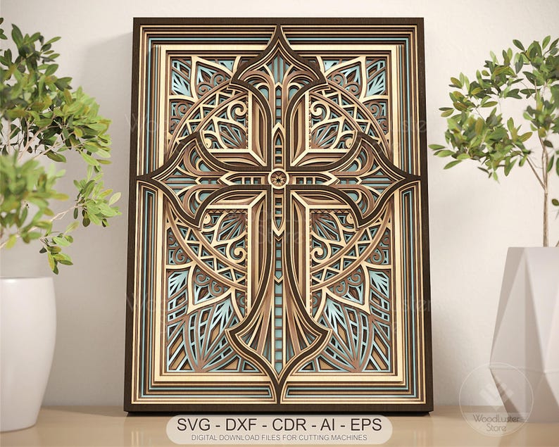 Puede incluir: Una obra de arte mural de madera en capas con un dise&ntilde;o de cruz. La obra de arte est&aacute; compuesta por m&uacute;ltiples capas en tonos de marr&oacute;n, beige y azul claro, creando un efecto tridimensional. El texto "SVG - DXF - CDR - AI - EPS" es visible en la parte inferior.