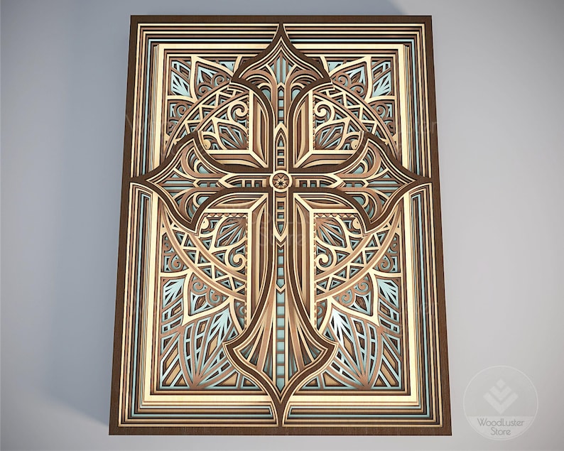 Puede incluir: Una obra de arte mural de madera en capas con un dise&ntilde;o de cruz detallado. La obra utiliza varios tonos de marr&oacute;n, beige y azul claro, creando un efecto tridimensional. La cruz es el foco central, rodeada de intrincados patrones geom&eacute;tricos.