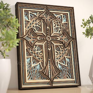 Puede incluir: Una obra de arte mural de madera en capas con un dise&ntilde;o de cruz detallado. La obra de arte incorpora varios tonos de marr&oacute;n, beige y azul claro, creando un efecto tridimensional. La cruz est&aacute; centrada dentro de un marco rectangular, mostrando patrones intrincados y formas geom&eacute;tricas.