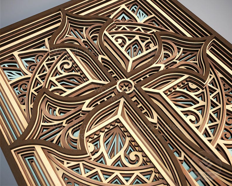 Puede incluir: Una obra de arte de madera en capas con un dise&ntilde;o geom&eacute;trico. La obra presenta un patr&oacute;n complejo de formas y l&iacute;neas entrelazadas en tonos de marr&oacute;n, beige y azul claro. El dise&ntilde;o es sim&eacute;trico y parece estar cortado con l&aacute;ser.