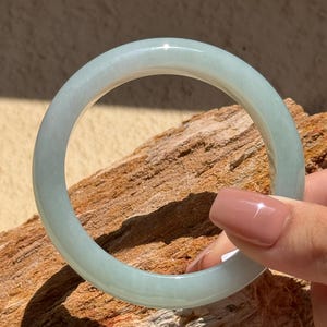 Durchscheinender Jadeit Armreif mit sanfter grüner Farbe