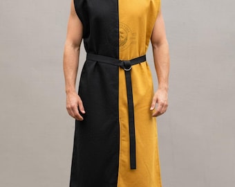 Tabardo medieval de algodão - Preto com cordões laterais amarelos para feiras renascentistas e trajes de LARP.