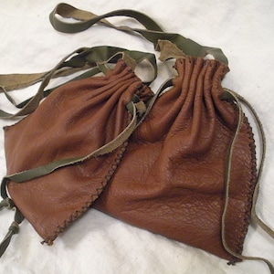 Monedero de cuero/bolsa para dados - Marrón y verde - Cosido a mano - Estilo medieval/fantástico/renacentista/pirata/SCA/steampunk - OOAK