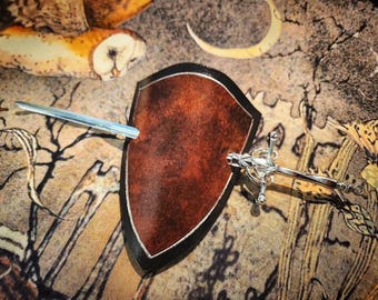 Sword & Shield-haarschuif: handgemaakt, hoogwaardig leren haaraccessoire, met metalen zwaardvormige pin