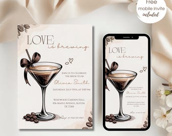 Puede incluir: Una invitación a una despedida de soltera con un diseño de copa de martini. La invitación dice "Love is Brewing" e incluye detalles del evento. Un teléfono inteligente muestra el mismo diseño. También están presentes las palabras "Free mobile invite included".