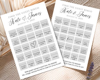 Könnte beinhalten: Zwei weiße Hochzeits-Bingokarten mit dem Text "Find the Guest Bingo" und den Namen "Kate & James" mit dem Datum "11. August 2025". Die Karten enthalten verschiedene Aufforderungen zum Ausfüllen für die Gäste. Ein Lavendelzweig ist im Hintergrund.