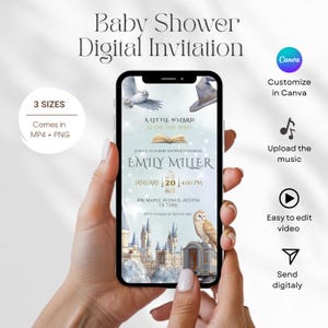 Könnte beinhalten: Eine digitale Babyparty-Einladung auf einem Smartphone. Die Einladung hat ein Zauberer-Thema mit einer Eule, einem Zaubererhut und einer Schlossillustration. Der Text lautet "A Little Wizard is on the Way!" und enthält Eventdetails.