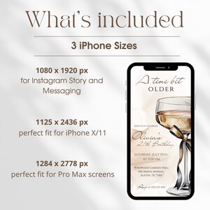 Może przedstawiać: Cyfrowe zaproszenie na 21. urodziny, wyświetlane na ekranie smartfona. Projekt zawiera kieliszek szampana z czarną wstążką, tekst "A tini bit OLDER" oraz szczeg&oacute;ły wydarzenia.