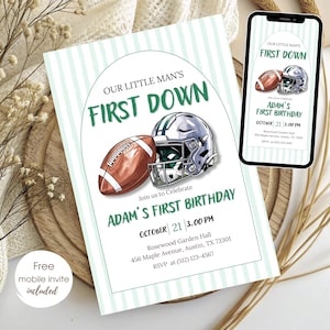 Könnte beinhalten: Eine Geburtstagseinladung mit Football-Motiv und dem Text "Our Little Man's First Down". Die Einladung zeigt einen Football, einen Helm und den Text "Adam's First Birthday". Eine mobile Einladung ist ebenfalls enthalten.