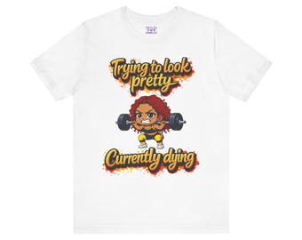 Camiseta "Intentando lucir bonita" (Actualmente moribunda) / Dibujo animado de levantamiento de pesas