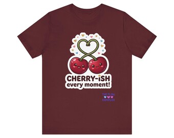 Maglietta con ciliegie a forma di cuore color ciliegia / Illustrazione di frutta kawaii carina, tipografia giocosa