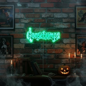 Peut inclure: Un néon vert "Goosebumps" est monté sur un mur de briques, avec des affiches encadrées de chaque côté. Une citrouille sculptée, des bougies et des livres sont sur une étagère en dessous. La scène évoque un thème d'Halloween ou d'horreur.