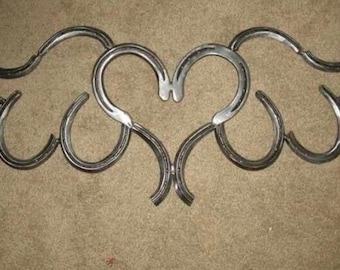 Hufeisenherz aus Stahl mit Flügeln - Handgemachte westliche Wandkunst