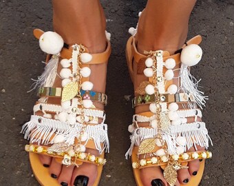 Sandales boho blanches, gladiateurs ethniques, sandales de pompon hippie, gladiateurs gitans, sandales ibiza, sandales de mariage, sandales de demoiselle d’honneur
