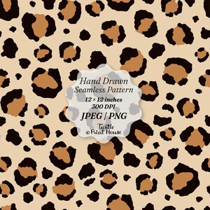 Può includere: Un motivo leopardato senza cuciture con macchie marrone chiaro delineate in nero su sfondo beige. Un'etichetta bianca smerlata al centro mostra il testo: Hand Drawn Seamless Pattern, 12 x 12 inches, 300 DPI, JPEG / PNG, Turtle © Print House.
