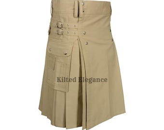 Könnte beinhalten: Khakifarbener Kilt mit Falten, Taschen und silberfarbenen Schnallen. Der Kilt hat ein maßgeschneidertes Design mit einem strukturierten Bund und dekorativer Hardware. Der Text "Kilted Elegance" ist auf dem Kilt aufgedruckt.