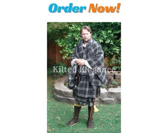 Peut inclure: Une personne porte un costume traditionnel écossais, comprenant un kilt à carreaux gris et noir, une veste assortie et des accessoires. Le texte "Order Now!" est affiché en haut et "Kilted Elegance" en bas.