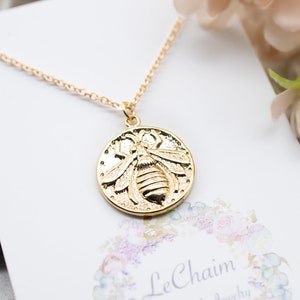 Collier médaillon abeille en or : cadeau pour amoureux des abeilles