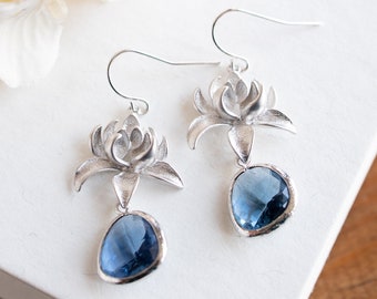 Pendientes de zafiro oscuro, pendientes azul marino, pendientes azul oscuro, pendientes de flores de plata, flor de loto, regalo de dama de honor de boda azul marino