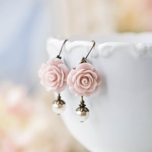 Pendientes de color rosa pálido polvoriento, flor de rosa ruborizada, pendientes colgantes de perla blanca crema, regalo de dama de honor de boda rosa, cierre de palanca vintage romántico