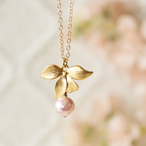 Blush Pink Pearl Gold Flower Necklace, Light Pink Pearl Necklace, Blush Pink Wedding Jewelry, Bridesmaid Gift, Bridal Necklace
