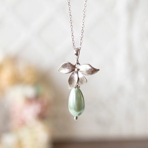 Sage Green Teardrop Pearl Necklace, Soft Green Light Green Pearl Silver Flower Pendant Necklace, Sage Green Wedding Jewelry, Bridesmaid Gift