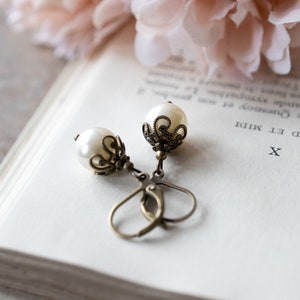 Cream White Pearl Earrings. Wedding Bridal Earrings, Vintage Style Antique Brass Ivory Pearl Earrings. Lever Back Earrings, Bridesmaids Gift