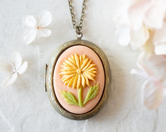 Yellow Daisy Flower Cameo Locket Necklace, Vintage Style Large Oval Photo Locket Necklace, Personalized Gift for Flower Lover Gift for Women