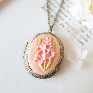 Pink Gladiolus Flower Cameo Locket Necklace, Personalized Photo Locket Necklace, Large Oval Brass Locket, Gift for Wife Girlfriend Mom image 2