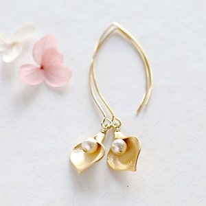 Gold Calla Lily Earrings with pearls, Calla Lily Jewelry, Bridal Earrings. Wedding Jewelry. Gift for Mom Wife Girlfriend Sister image 2