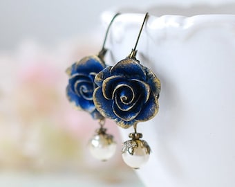 Donkerblauwe oorbellen, blauwe bloem met crème pareloorbellen, marineblauwe oorbellen, rozenoorbellen, iets blauws oorbellen bruiloft bruidsmeisje