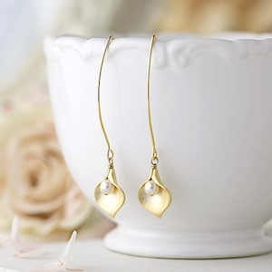 Gold Calla Lily Earrings with pearls, Calla Lily Jewelry, Bridal Earrings. Wedding Jewelry. Gift for Mom Wife Girlfriend Sister image 1