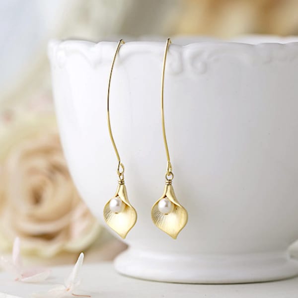 Gold Calla Lily Earrings with pearls, Calla Lily Jewelry, Bridal Earrings. Wedding Jewelry. Gift for Mom Wife Girlfriend Sister