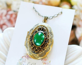 Emerald Green Vintage Jewel Photo Locket Necklace, Antique Gold Oval Floral Locket, May Birthstone Birthday Gift for Mom Wife Daughter