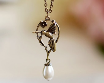 Hummingbird Necklace. Teardrop Cream Pearl Antique Brass Hummingbird Pendant Necklace. Hummingbird Jewelry, Birthday gift for mom