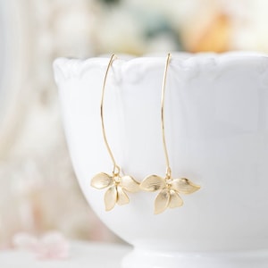 Boucles d'oreilles pendantes en or. Boucles d'oreilles pendantes longues orchidées en or mat. Boucles d'oreilles de mariage en or, boucles d'oreilles de demoiselle d'honneur, cadeau pour elle