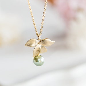 Collier fleur or perle vert sauge, bijoux de mariage vert sauge, cadeau de demoiselle d'honneur, collier de mariée, cadeau d'anniversaire pour maman pour elle