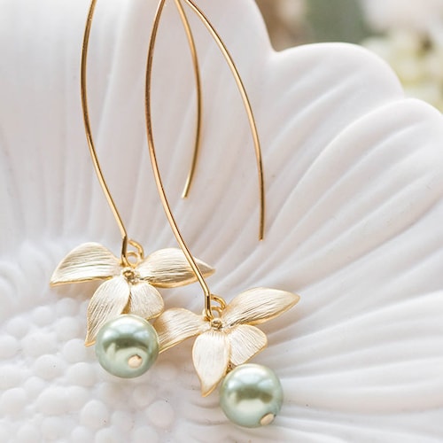 Sage Green Pearl Earrings with Gold Flower, Olivine Sage Green Wedding Bridal Earrings, Gift for Wife Girlfriend Mom daughter sister for her