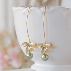 Sage Green Pearl Gold Orchid Flower Oorbellen, Olive Green Sage Bruiloft Bruidsoorbellen, Bruidsmeisje Oorbellen, Cadeau voor haar, Cadeau voor vrouwen