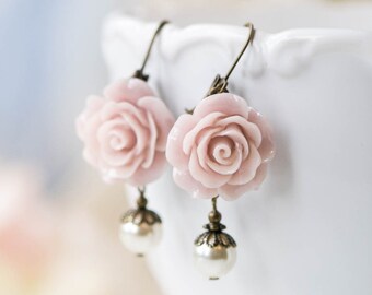 Boucles d'oreilles rose pâle poudré rose rose fleur rose crème perle blanche boucles d'oreilles pendantes mariage rose cadeau de demoiselle d'honneur romantique vintage dos levier