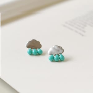 Srebrne kolczyki w kształcie chmur: turkusowe czeskie szkło, krople deszczu