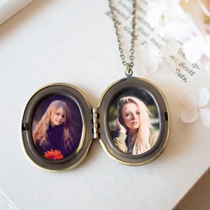 Pink Gladiolus Flower Cameo Locket Necklace, Personalized Photo Locket Necklace, Large Oval Brass Locket, Gift for Wife Girlfriend Mom image 3