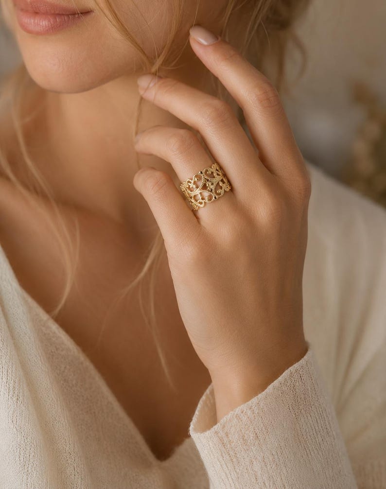 Anillo victoriano de filigrana de oro, anillo con banda de encaje, anillo llamativo de inspiración vintage, regalo de joyería romántica de estilo antiguo para ella. imagen 3