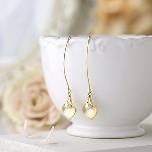 Gold Calla Lily Earrings with pearls, Calla Lily Jewelry, Bridal Earrings. Wedding Jewelry. Gift for Mom Wife Girlfriend Sister image 3