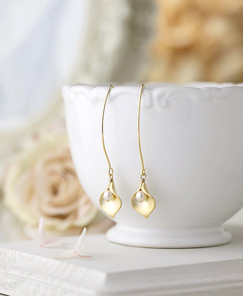 Gold Calla Lily Earrings with pearls, Calla Lily Jewelry, Bridal Earrings. Wedding Jewelry. Gift for Mom Wife Girlfriend Sister image 3