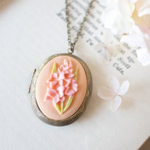 Pink Gladiolus Flower Cameo Locket Necklace, Personalized Photo Locket Necklace, Large Oval Brass Locket, Gift for Wife Girlfriend Mom image 6