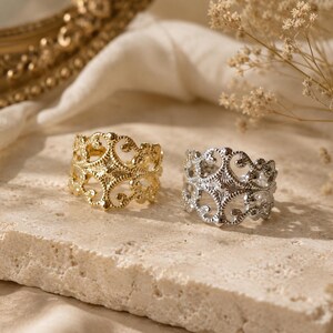 Anillo victoriano de filigrana de oro, anillo con banda de encaje, anillo llamativo de inspiración vintage, regalo de joyería romántica de estilo antiguo para ella. imagen 5